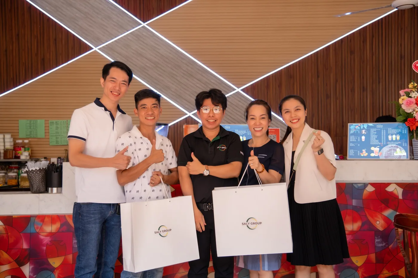 Đội ngũ Saly Academy thăm quán của học viên sau khóa học nước dừa mix