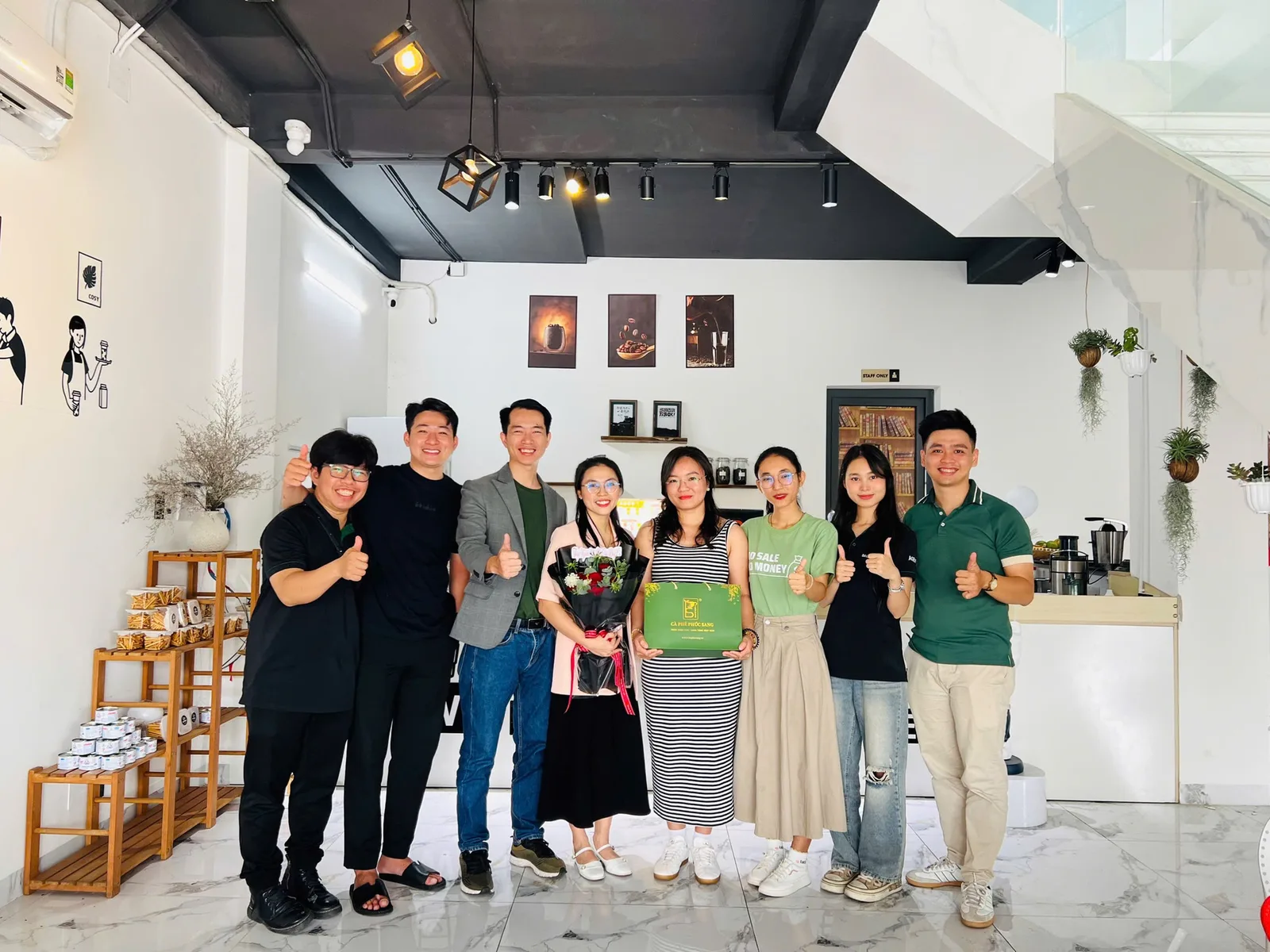 Học viên chụp cùng đội ngũ Saly Academy sau khóa học