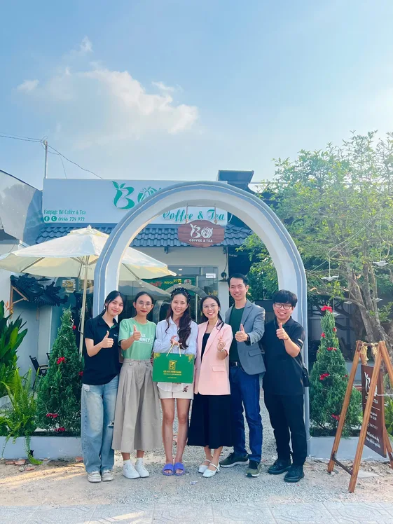 Học viên chụp cùng đội ngũ Saly Academy trước quán mới mở