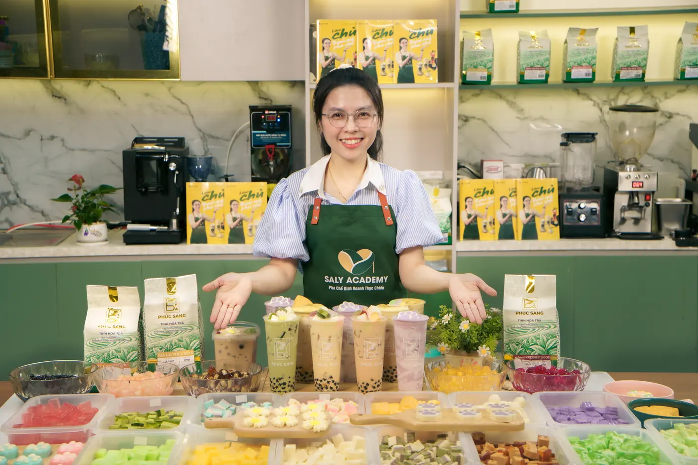 Bàn trưng bày các loại sốt kem và topping