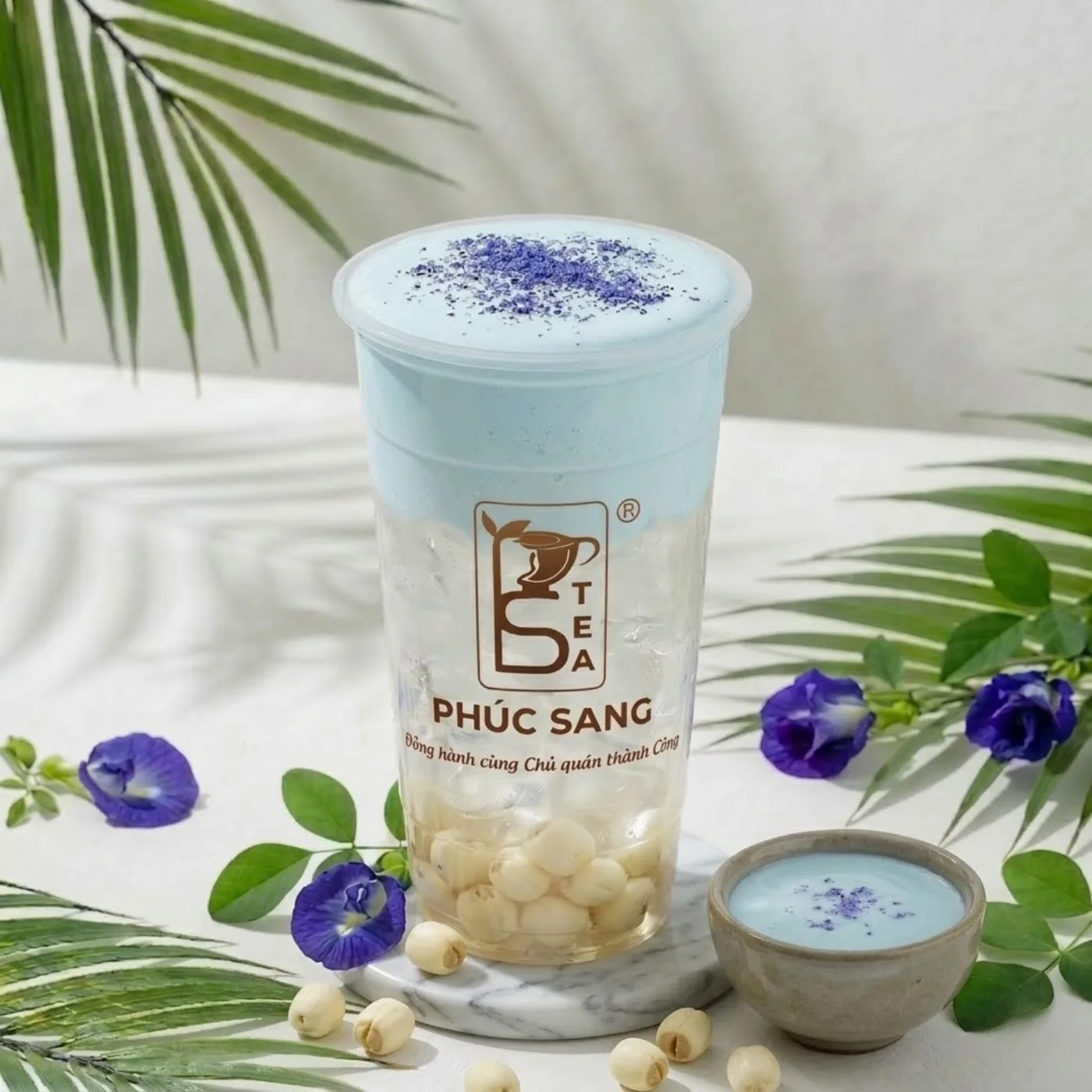 Hai ly nước dừa mix đặt trên bàn gỗ