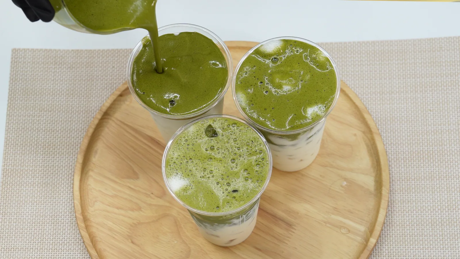 Rót và hoàn thiện nhiều ly matcha latte theo quy trình chuẩn