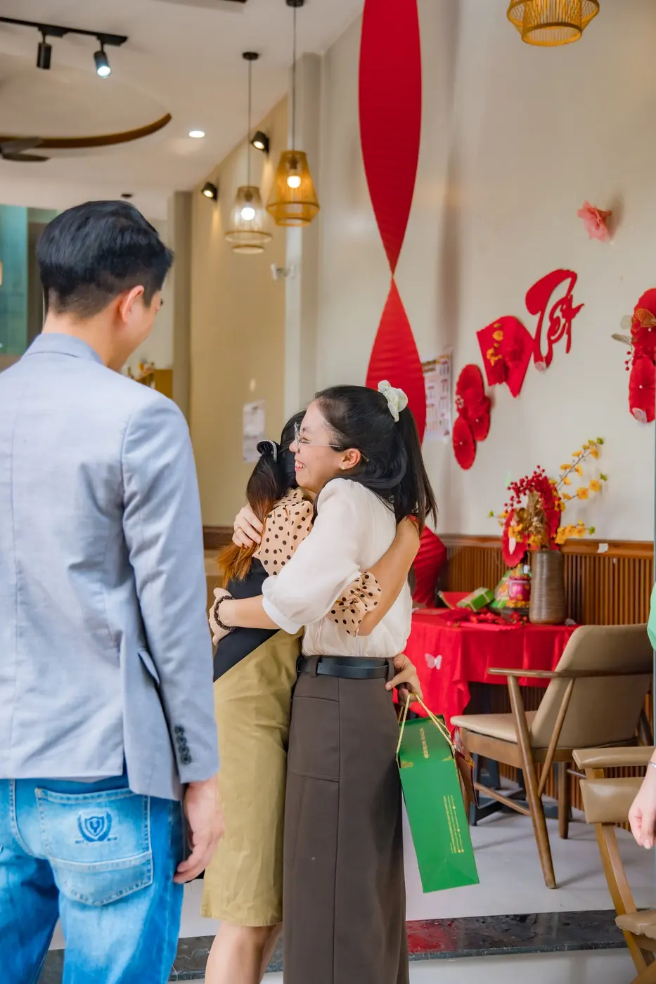 Học viên đón đội ngũ học viện tại quán trà sữa mới mở