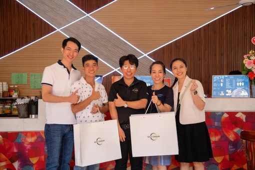 Đội ngũ Saly Academy thăm quán trà sữa, topping của học viên sau khóa học