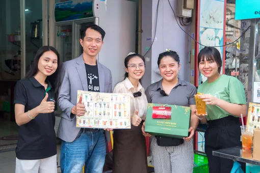 Học viên chụp cùng đội ngũ Saly Academy trước quán sau khóa học
