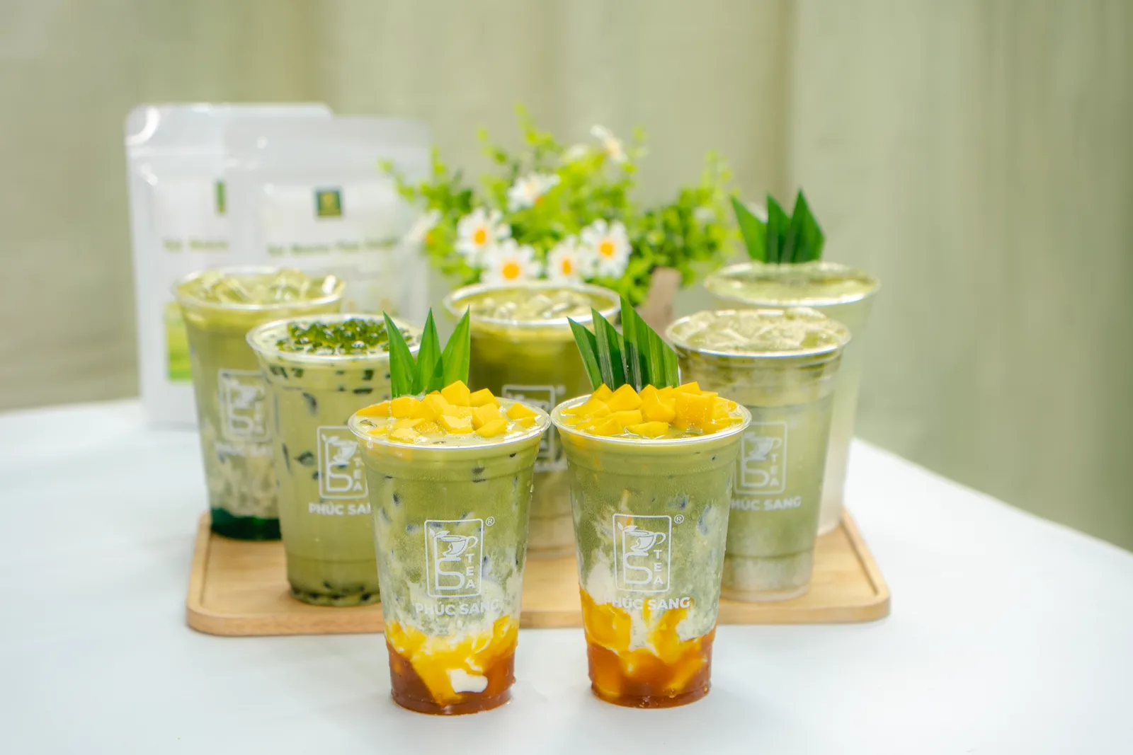 Ly matcha xoài latte thành phẩm với xoài tươi