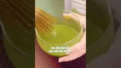 Đánh tan bột matcha bằng chổi tre để không bị vón cục